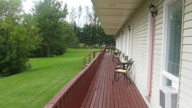 Terrace/patio - Summerside Motel and Cabins (Summerside)