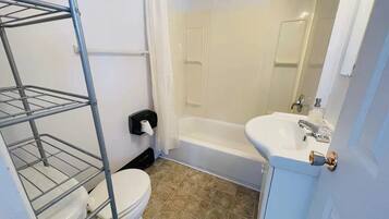 Standard Studio | Bathroom | Combined shower/bathtub, free toiletries, hair dryer