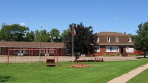 Property grounds - Summerside Motel and Cabins (Summerside)