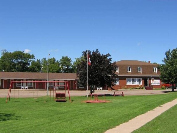 Property grounds - Summerside Motel and Cabins (Summerside)