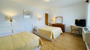 Standard-herbergi með tvíbreiðu rúmi - 2 tvíbreið rúm (Type 4) | Sérhannaðar innréttingar, sérvalin húsgögn, skrifborð