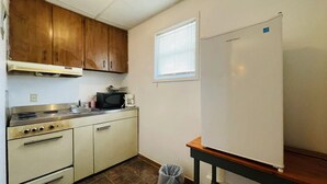 Standard Room, 2 Queen Beds (Type1) | Private kitchen - Summerside Motel and Cabins (Summerside)