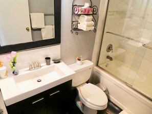 Suite Confort, 1 habitación, balcón, vista a la montaña (plus a Double sofa bed in living room) | Baño | Tina con regadera, amenidades de baño gratuitas, secadora de cabello