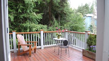 Snowflake Suite, 1 Bedroom, Kitchen and Balcony, Garden View (Double sofa bed in living room) | Terrace/patio