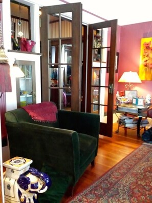 Interior - Gaslight Inn Victoria (Victoria)