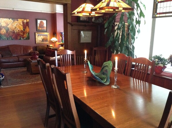 Free daily continental breakfast - Gaslight Inn Victoria (Victoria)