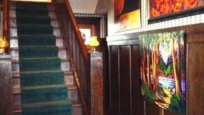 Eine Treppe mit Holzwertung und einem gemusterten Teppich.