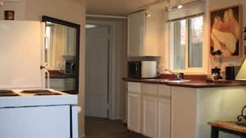 Junior Suite, 1 Bedroom, Patio | Private kitchen