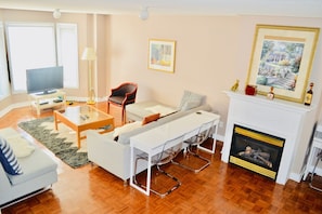 Townhouse – comfort, 4 soverom | Oppholdsrom | Flatskjerm-TV og peis