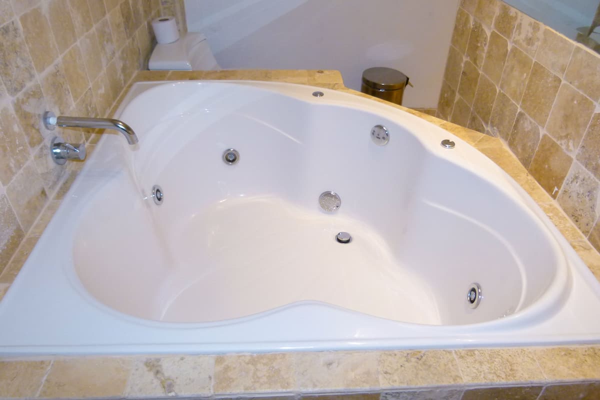 deluxe twin room | jetted bathtub