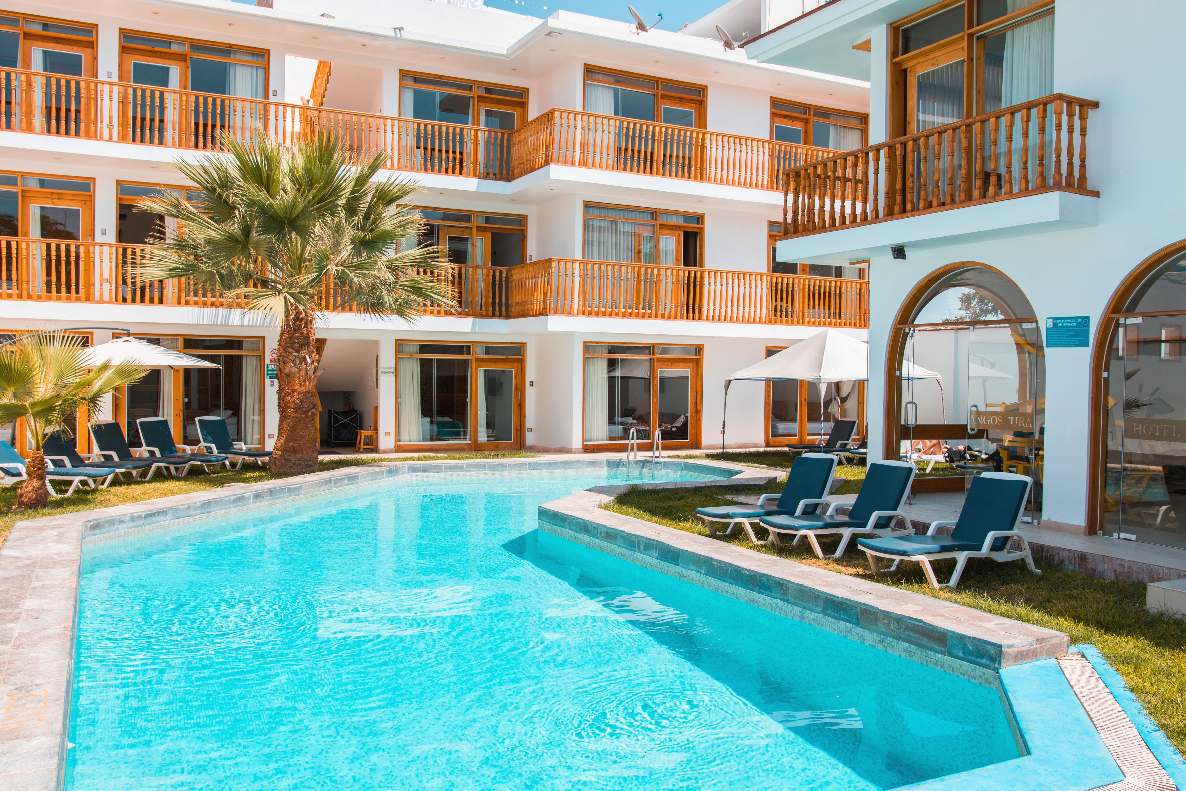 Una piscina al aire libre, tumbonas