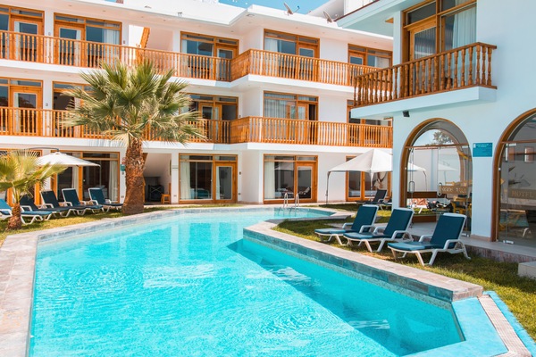 Una piscina al aire libre, tumbonas