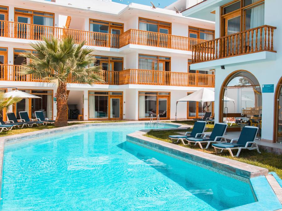 Utendørsbasseng og solsenger