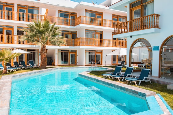 Outdoor pool, pool loungers