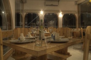 Melayani sarapan, makan siang, dan makan malam