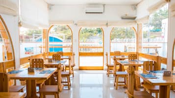 供应早餐、午餐和晚餐,地区菜