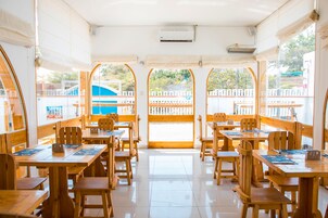 Se sirven desayunos, almuerzos y cenas; cocina regional