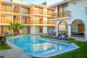 Outdoor pool, sun loungers