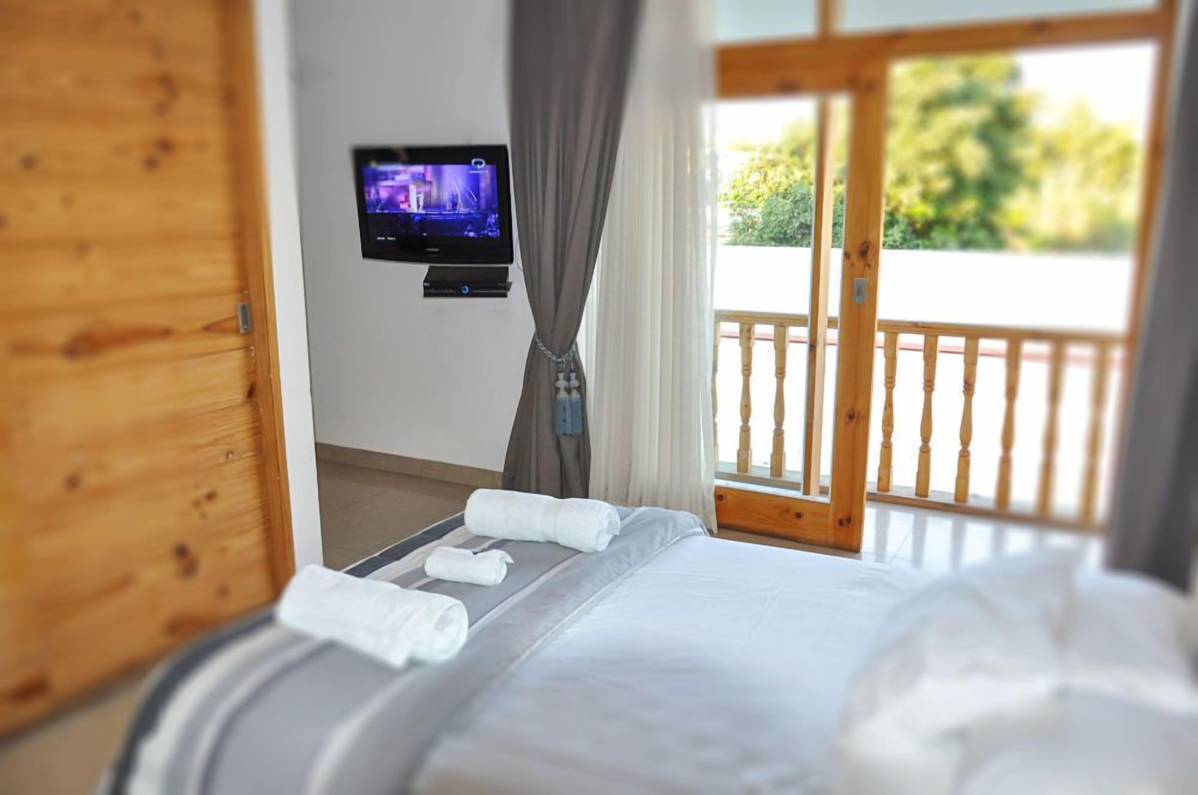 Luxe beddengoed, een minibar, een kluis op de kamer, een bureau