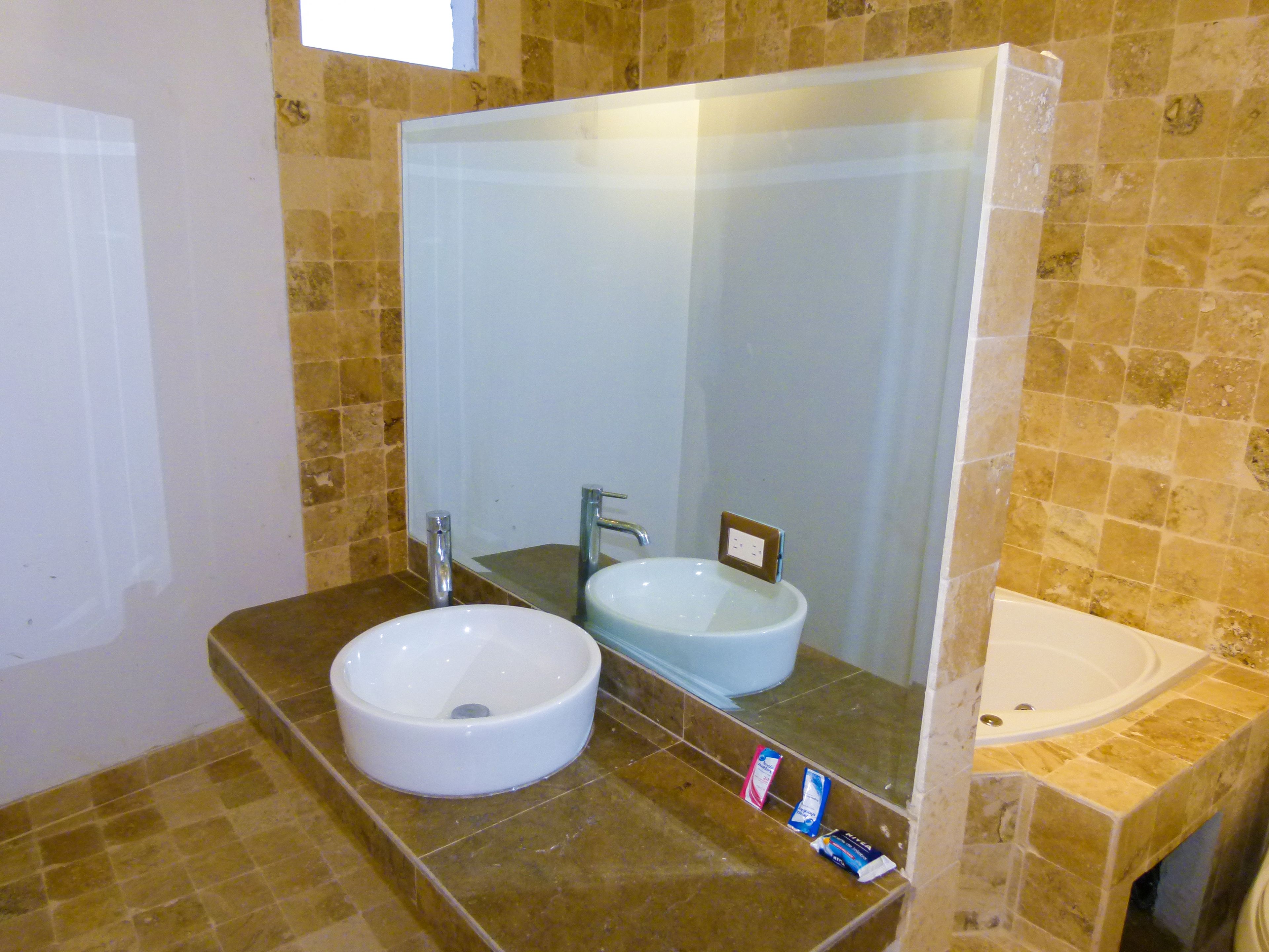deluxe twin room | bathroom | shower, free toiletries, towels