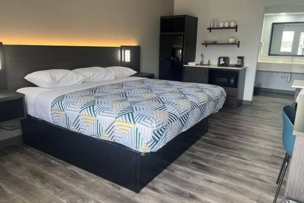 Desk, iron/ironing board (on request), WiFi (free), bed sheets
