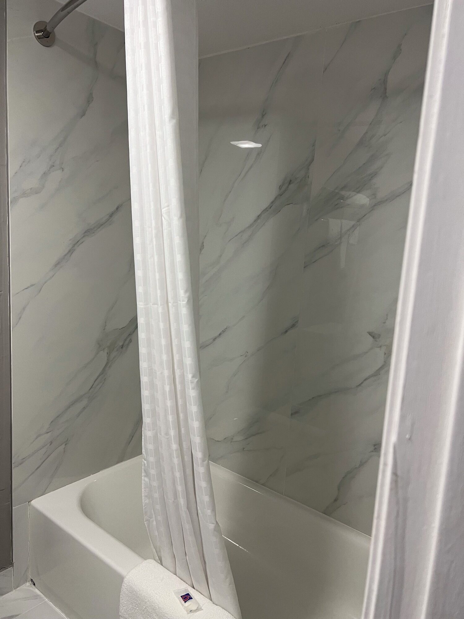 Une salle de bain avec une baignoire et un espace douche.