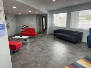 Lobby sitting area - Studio 6 Tulsa, OK - Central (Tulsa)