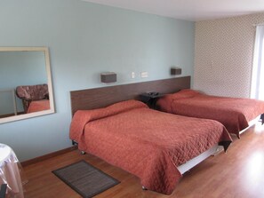 Rollaway beds, free WiFi - Baybreeze Restaurant and Motel (Pocologan)