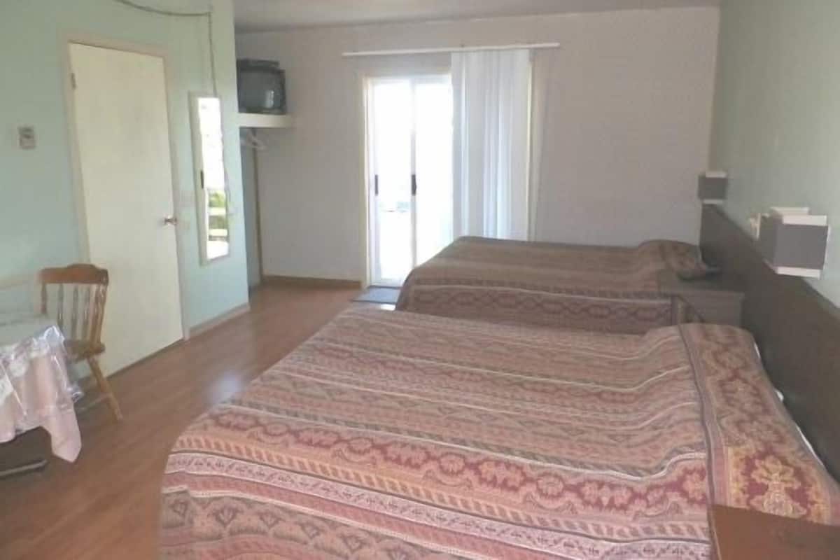 Standaard kamer, 2 tweepersoonsbedden, uitzicht op baai | Extra bedden, gratis wifi