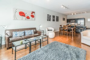 Luxury Apartment, 1 Bedroom, City View, Sea Facing | 1 bedroom, desk, iron/ironing board, free WiFi - Seaport Signal Building by Vacasa (Boston)