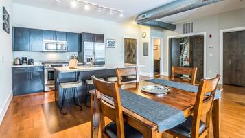 Luxury Apartment, 1 Bedroom, City View, Sea Facing | Dining