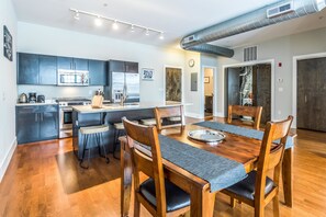 Luxury Apartment, 1 Bedroom, City View, Sea Facing | Dining