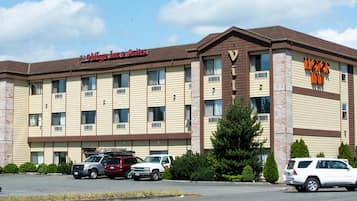Guests can park their vehicles in the convenient parking lot in front of this motel.