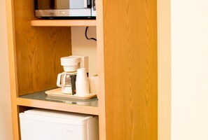 Suite, 1 King Bed, Jetted Tub | Desk, iron/ironing board, free WiFi, bed sheets - Village Inn & Suites (Marysville)