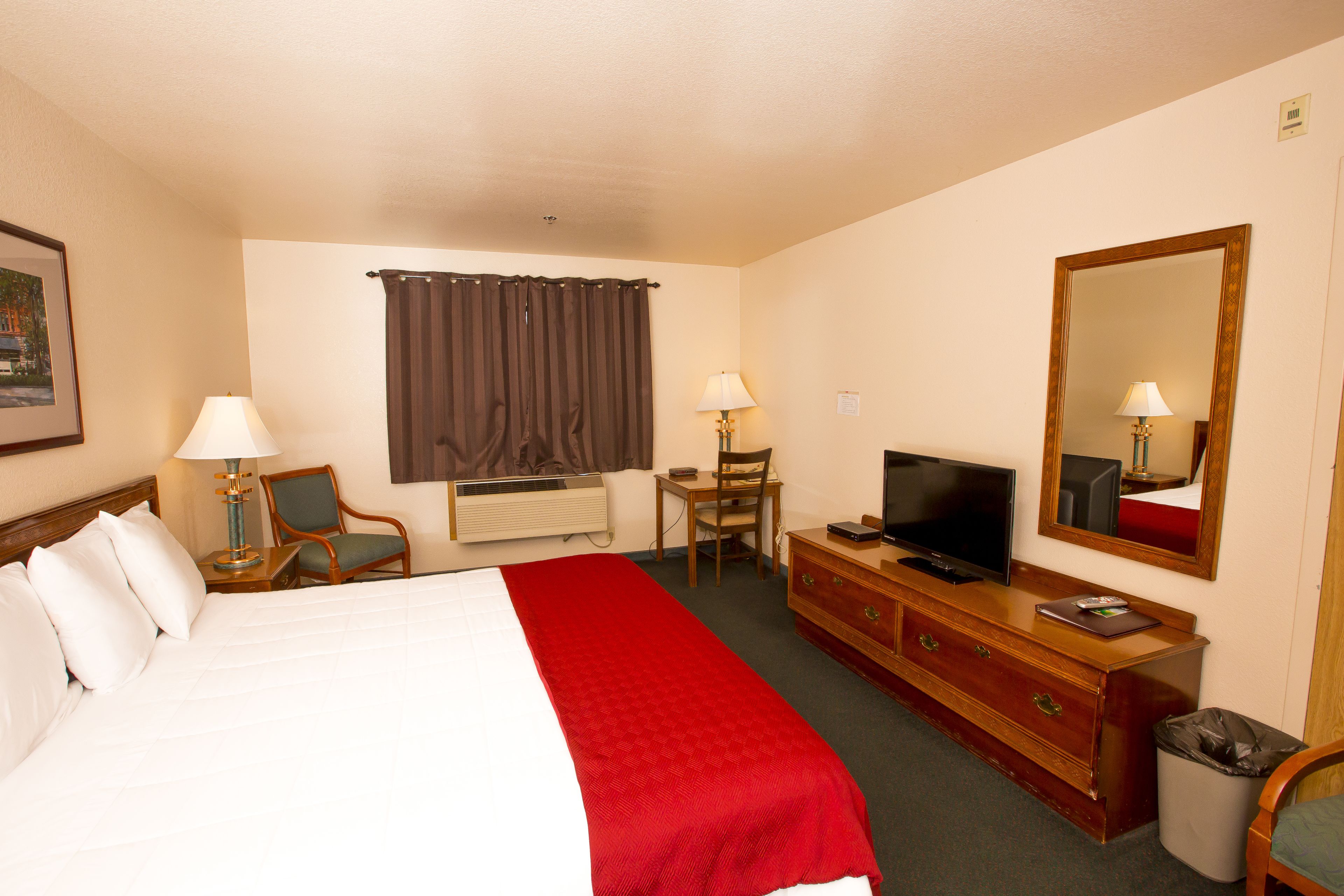 Habitación, 1 cama King size | Escritorio, tabla de planchar con plancha, wifi gratis y ropa de cama 