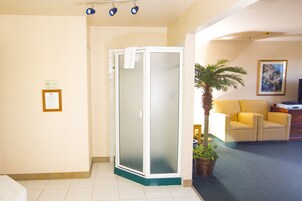 办公桌、熨斗/熨板、免费 WiFi、床单