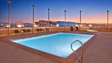 Utendørsbasseng og solsenger