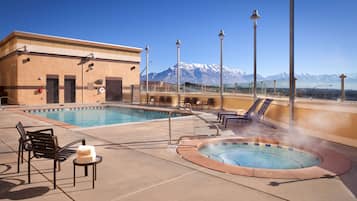 Utendørsbasseng og solsenger