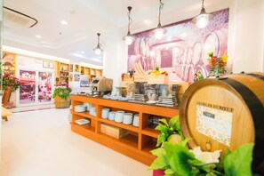 Desayuno completo diario (THB 199 por persona)