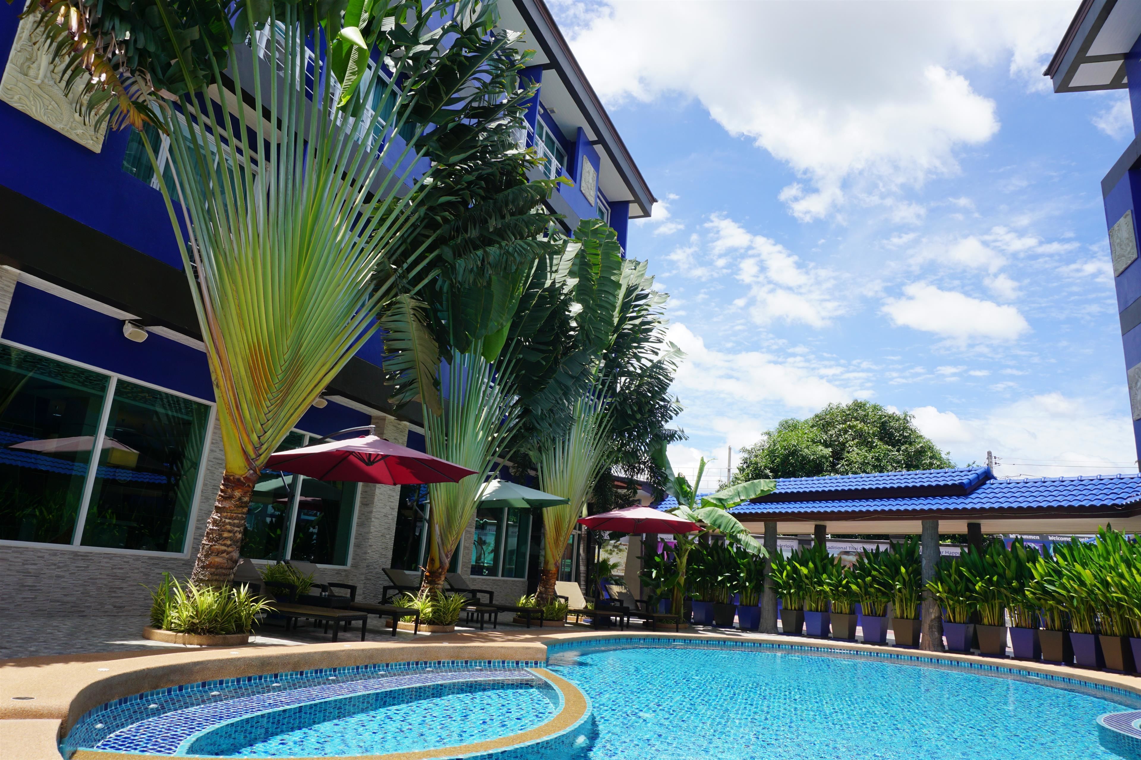 outdoor pool, open 8:00 am to 8:00 pm, pool loungers