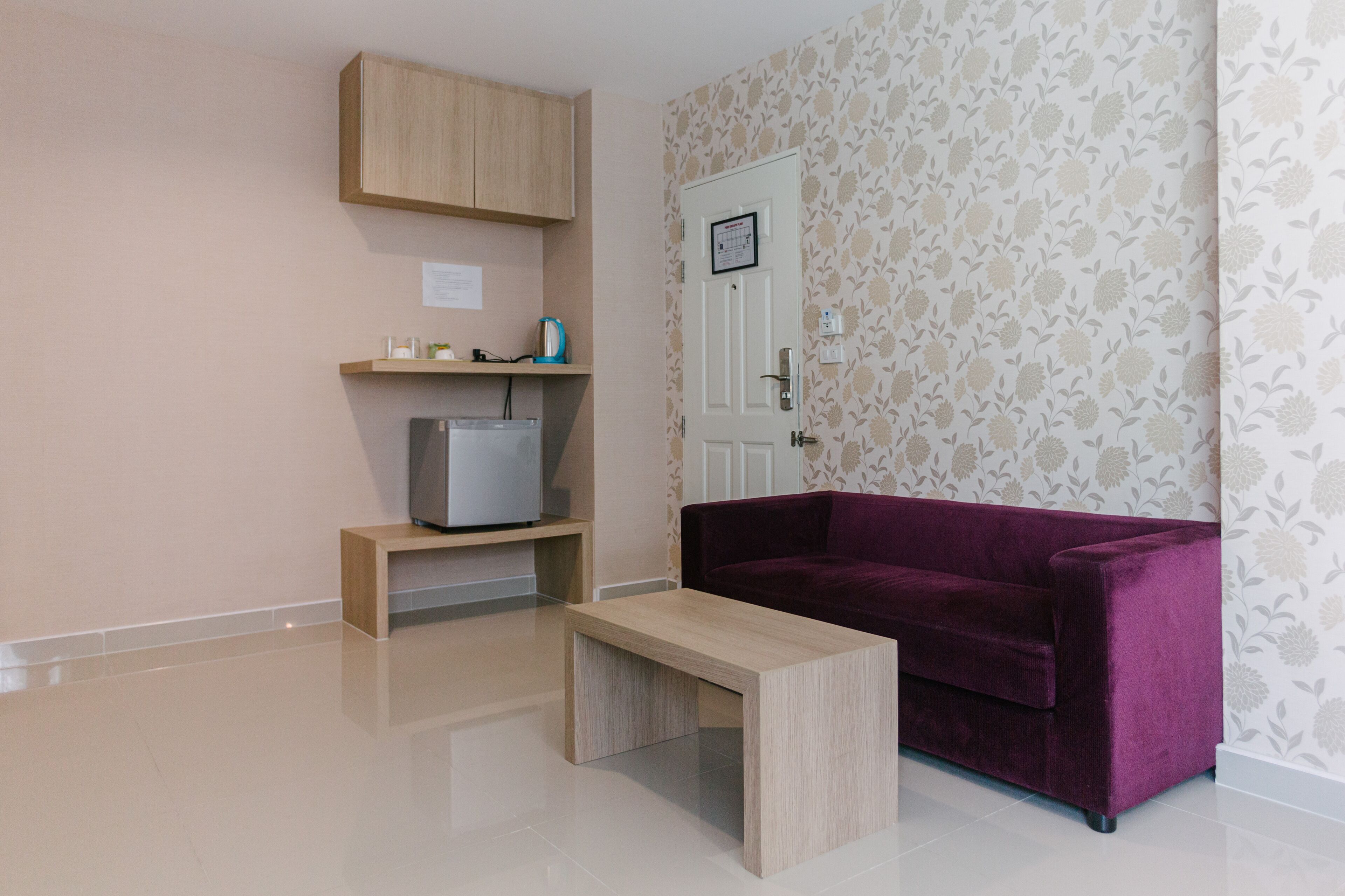 deluxe room, 1 king bed, non smoking | living area | 32-inch flat-screen tv with cable channels, tv