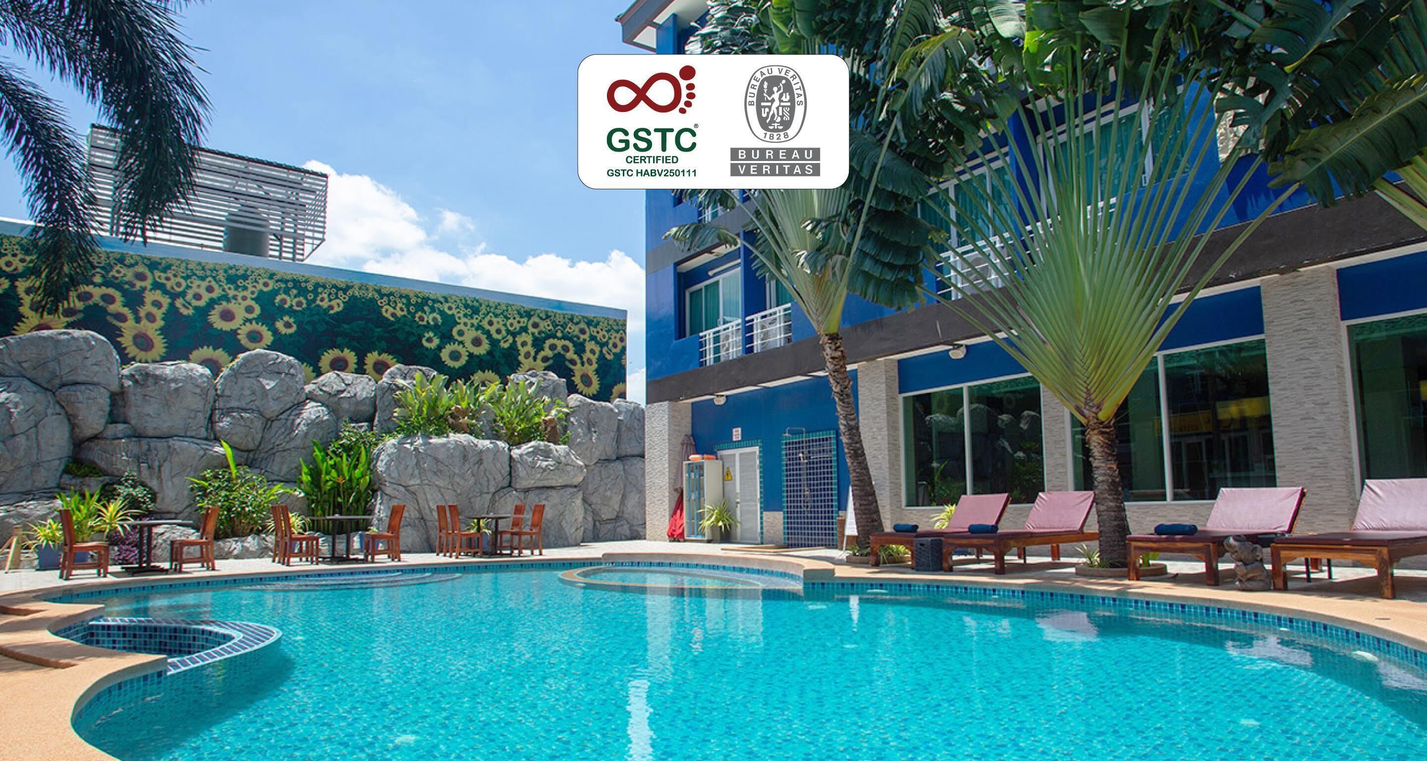 حمّام سباحة خارجي، مفتوح من 8:00 صباحًا إلى 8:00 مساءً، مقاعد للتشمس