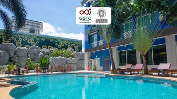 Una piscina al aire libre (de 08:00 a 20:00), tumbonas