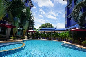 Hồ bơi ngoài trời, mở cửa từ 8:00 đến 20:00, ghế dài tắm nắng 