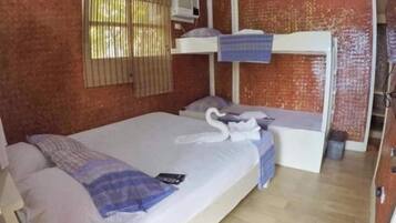 Escritorio y tabla de planchar con plancha