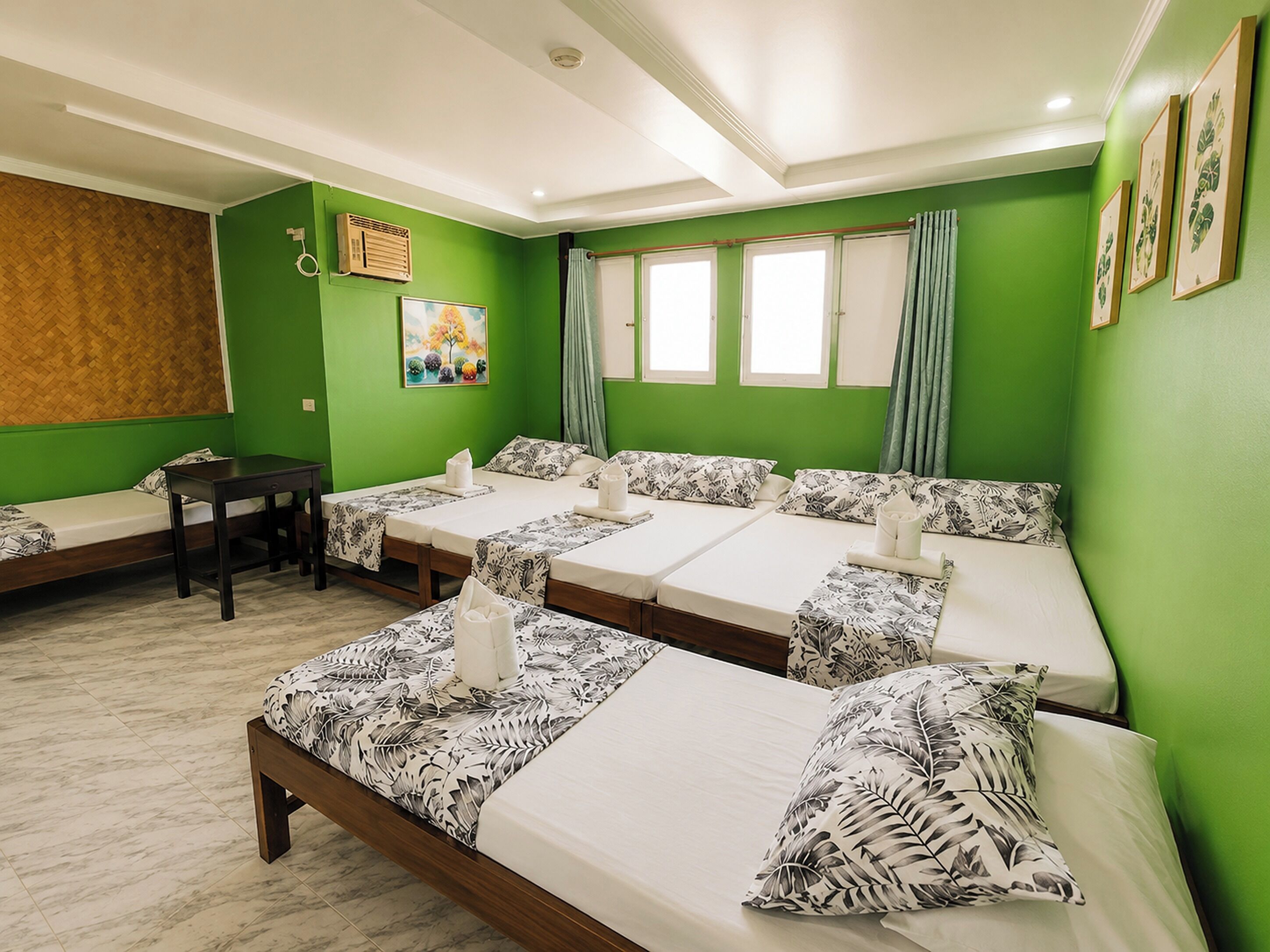 Habitación familiar con 1 cama doble o 2 individuales (Deluxe Family Room (7 pax)) | Escritorio y tabla de planchar con plancha