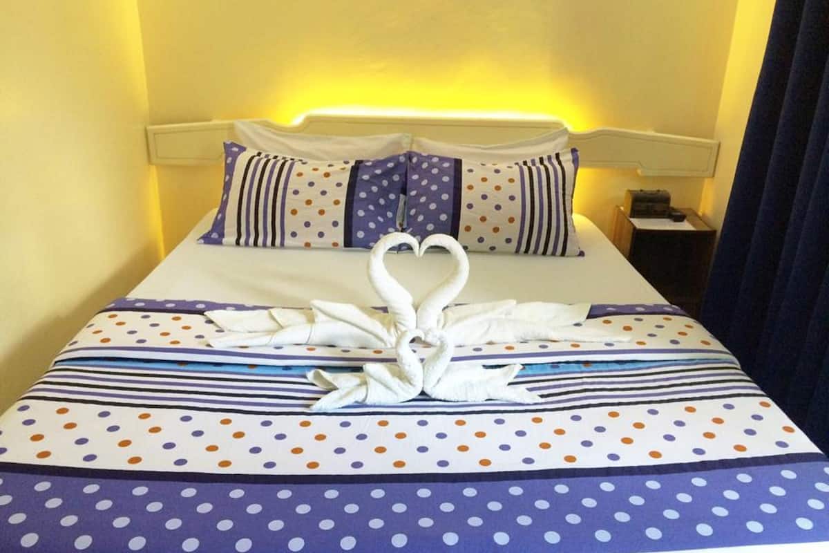Standard Room, 1 Katil Ratu (Queen) | Meja, seterika/papan seterika
