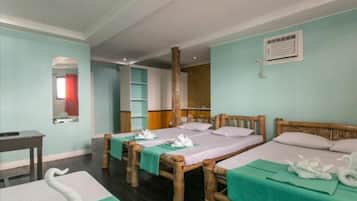 Escritorio y tabla de planchar con plancha