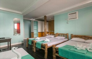 Escritorio y tabla de planchar con plancha