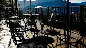 Petit déjeuner et dîner servis sur place